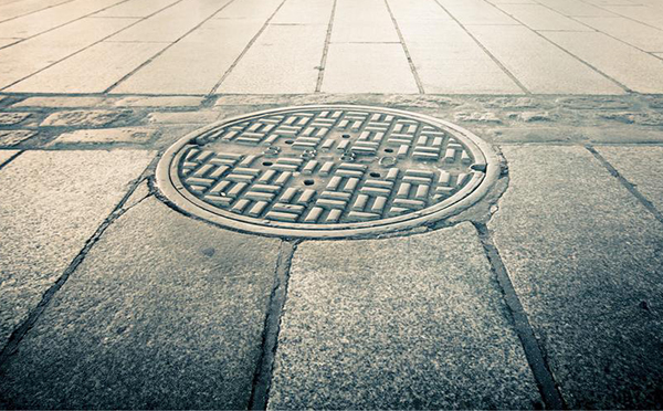 智能井蓋傳感器賦能井蓋安全管理，預(yù)防井蓋“吃人”(圖1)